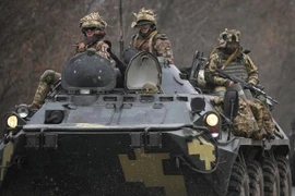Binh sĩ Ukraine tại vùng Donetsk, miền đông Ukraine vào ngày 24-2-2022. Ảnh: AP