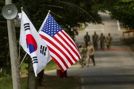 Cờ Mỹ và Hàn Quốc tại TP Yongin (Hàn Quốc). Ảnh: REUTERS