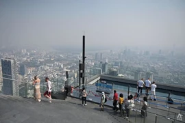 Thủ đô Bangkok (Thái Lan) chìm trong mù sương nhìn từ đài quan sát trên đỉnh Tòa nhà King Power Mahanakhon ở trung tâm thành phố ngày 1-2. Ảnh: CHANNEL NEWSASIA