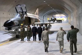 Tham mưu trưởng Lực lượng Vũ trang Iran - Thiếu tướng Mohammad Bagheri thăm căn cứ không quân ngầm Eagle 44 tại một địa điểm không được tiết lộ ở Iran ngày 7-2. Ảnh: QUÂN ĐỘI IRAN