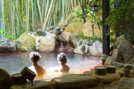 Cảnh sát Nhật triệt phá đường dây quay lén phụ nữ tắm suối nước nóng trong hơn 30 năm