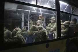 Quân nhân Ukraine trên xe buýt sau khi rời nhà máy thép Azovstal ở TP Mariupol ngày 20-5-2022. Ảnh: AP