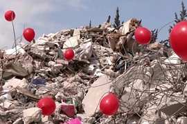 VIDEO: Những quả bóng bay màu đỏ tưởng nhớ các nạn nhân trẻ em động đất Thổ Nhĩ Kỳ