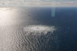 Khí thoát ra từ một vụ rò rỉ trên đường ống dẫn khí Nord Stream của Nga ở biển Baltic. Ảnh: REUTERS