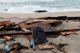 Hiện trường vụ chìm tàu ở gần khu nghỉ mát Steccato di Cutro, vùng Calabria (Ý) ngày 27-2. Ảnh: REUTERS