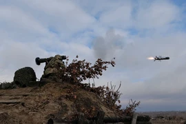 Lực lượng Ukraine bắn tên lửa chống tăng Javelin trong một cuộc tập trận vào năm 2022. Ảnh: REUTERS