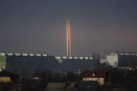 Ba quả pháo nhìn thấy từ tỉnh Kharkiv (Ukraine) sáng sớm 9-3. Ảnh: AP