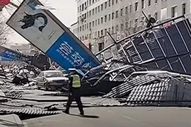 VIDEO: Gió mạnh thổi bay bảng quảng cáo khổng lồ gắn trên tòa nhà cao tầng 