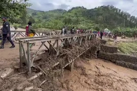 VIDEO: Nhà cửa chìm trong dòng lũ ở Rwanda, ít nhất 127 người chết 