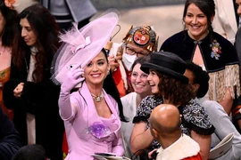 Katy Perry chụp ảnh với các khách mời trong Lễ đăng cơ của Vua Charles III tại London (Anh). Ảnh: REUTERS