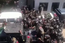 VIDEO: Cựu thủ tướng Pakistan Imran Khan bình thản chờ bị bắt
