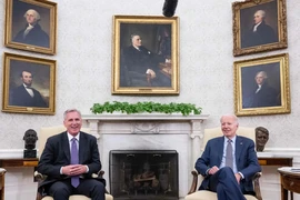 Tổng thống Mỹ Joe Biden và Chủ tịch Hạ viện Kevin McCarthy trong cuộc họp về trần nợ công hôm 22-5. Ảnh: AFP