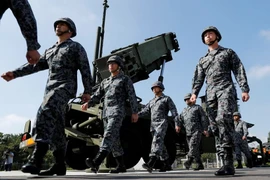 Các binh sĩ Lực lượng Phòng vệ Nhật đi ngang qua một đơn vị tên lửa Tên lửa Patriot PAC-3 ở thủ đô Tokyo (Nhật). Ảnh: REUTERS