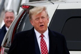 Cựu Tổng thống Mỹ Donald Trump tại Sân bay Quốc tế Aberdeen (Scotland) ngày 1-5. Ảnh: REUTERS