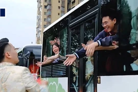 VIDEO: Trên đường rước dâu, chú rể Trung Quốc lì xì cho sĩ tử 