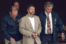 Ông Ted Kaczynski (giữa) tại tòa án liên bang ở TP Helena (bang Montanan, Mỹ) vào tháng 6-1996. Ảnh: AP