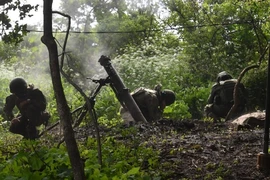 Quân nhân Nga bắn súng cối trong cuộc giao tranh ở Ukraine. Ảnh: SPUTNIK