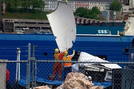 Nhân viên vận chuyển các mảnh vỡ của tàu ngầm Titan vào bờ tại cảng St. John (tỉnh Newfoundland, Canada) ngày 28-6. Ảnh: CNN