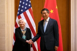 Bộ trưởng Tài chính Mỹ Janet Yellen (trái) và Phó Thủ tướng TQ Hà Lập Phong tại thủ đô Bắc Kinh (TQ) ngày 8-7. Ảnh: AFP