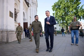 Tổng thống Ukraine Volodymyr Zelensky (trái) và Tổng thống Ba Lan Andrzej Duda tại TP Lutsk (Ukraine) ngày 9-7. Ảnh: REUTERS