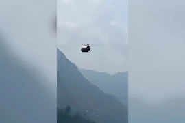8 người lơ lửng trên cao 275 m vì đang ngồi cáp treo đi học thì cáp đứt dây