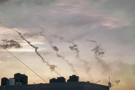 Israel hứng rocket, bị nhiều tay súng từ Dải Gaza xâm nhập