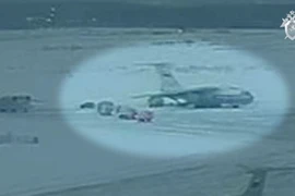 VIDEO: Tù binh Ukraine lên máy bay Nga trước khi nó bị rơi
