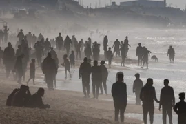 VIDEO: Dân Gaza đổ ra biển nhận hàng viện trợ 