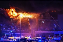 Lính cứu hỏa ứng phó với vụ cháy tại trung tâm thương mại Crocus City Hall đêm 22-3. Ảnh: SPUTNIK