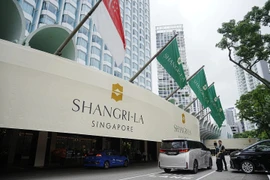 Cảnh sát canh gác trước cổng khách sạn Shangri-La (Singapore) ngày 31-5 - nơi diễn ra Đối thoại Shangri-La. Ảnh: AP