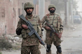 Khủng bố ở Pakistan: Đoàn xe chở lính vướng bom dọc đường, thương vong lớn 
