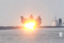 VIDEO: Houthis đánh chìm tàu trên Biển Đỏ