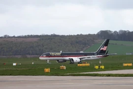 Có tin máy bay chở ông Trump đi vận động tranh cử phải chuyển hướng vì sự cố