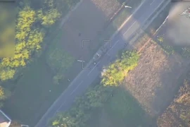 VIDEO: UAV, trực thăng Nga nhắm mục tiêu thiết giáp Ukraine tại tỉnh Kursk