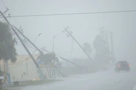 Bão Milton tiến sát Florida, gây gió mạnh, sóng lớn