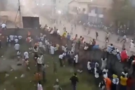 VIDEO: Ẩu đả kinh hoàng tại sân vận động, 56 người thiệt mạng