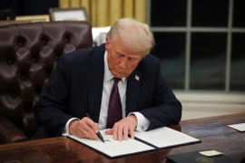 Ông Trump gia hạn lệnh trừng phạt Nga thêm 12 tháng