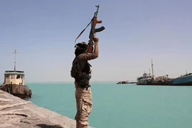 Có tin Houthis tấn công 2 tàu trên Biển Đỏ sau đòn 'Lá cờ đen' của Israel