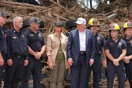 Ông Trump và đệ nhất phu nhân Mỹ thăm vùng lũ ở Texas