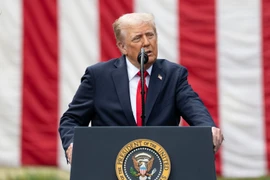 Ông Trump công bố loạt thuế mới với dược phẩm, xe tải, đồ nội thất
