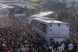 Chùm ảnh: Nụ cười và nước mắt ngày trở về của con tin Israel, tù nhân Palestine