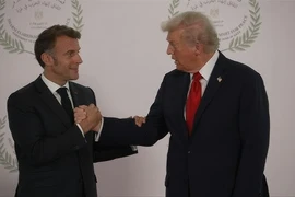 VIDEO: Những cái bắt tay thương hiệu của ông Trump tại Thượng đỉnh vì hòa bình ở Ai Cập