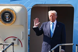 Hai tiêm kích F-16 hộ tống chiếc Không lực Một chở ông Trump hạ cánh Hàn Quốc 
