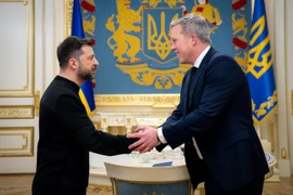 Ông Zelensky tiếp Bộ trưởng Lục quân Mỹ, muốn nói chuyện với ông Trump về kế hoạch hoà bình 28 điểm