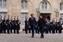 Ông Zelensky đi Pháp họp với NATO khi đặc phái viên Mỹ tới Moscow