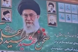 Đồn đoán quanh bức họa Lãnh tụ tối cao Iran Mojtaba được vẽ chung các nhân vật đã qua đời