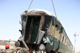 Tàu hỏa bị trúng bom khủng bố ở Pakistan, gần 100 người thương vong