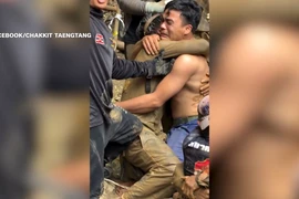 VIDEO: Thêm 4 người mắc kẹt trong hang động ở Lào được đưa ra ngoài