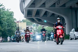 Hà Nội: Người dân ra đường co ro dưới thời tiết lạnh