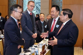 Thủ tướng Chính phủ Phạm Minh Chính trao đổi với các chuyên gia trong hội nghị sáng 28-2
